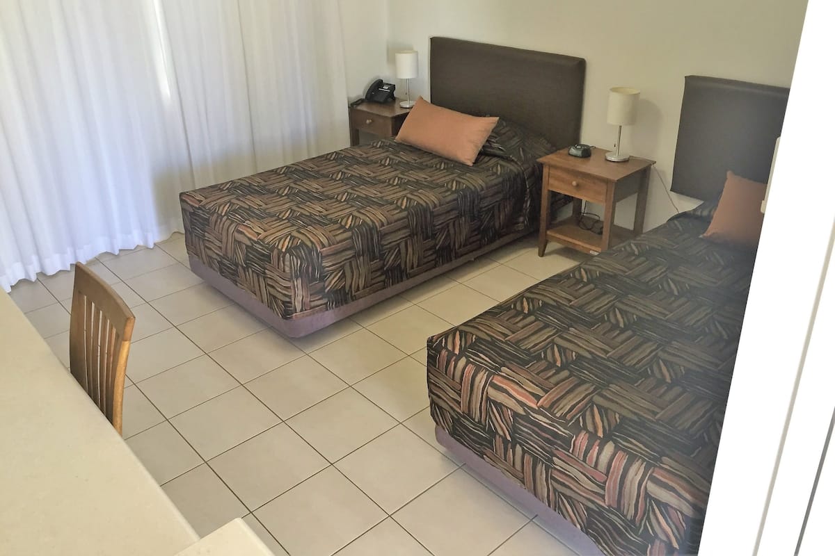 Standaard kamer, 1 twee- of 2 eenpersoonsbedden, uitzicht op tuin | Een bureau, geluiddichte muren, een strijkplank/strijkijzer