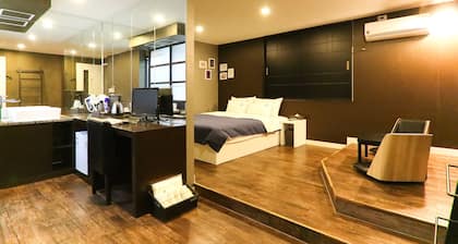 Louis Hotel