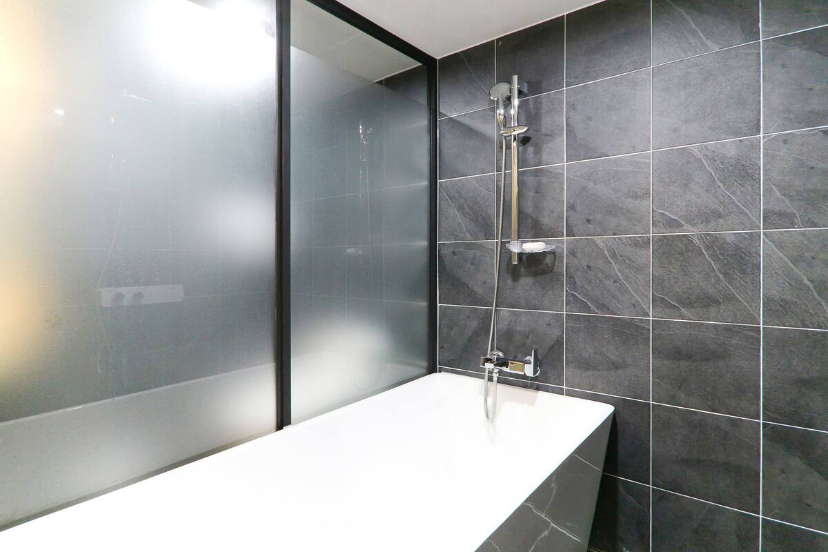 family twin room | deep-soaking bathtub