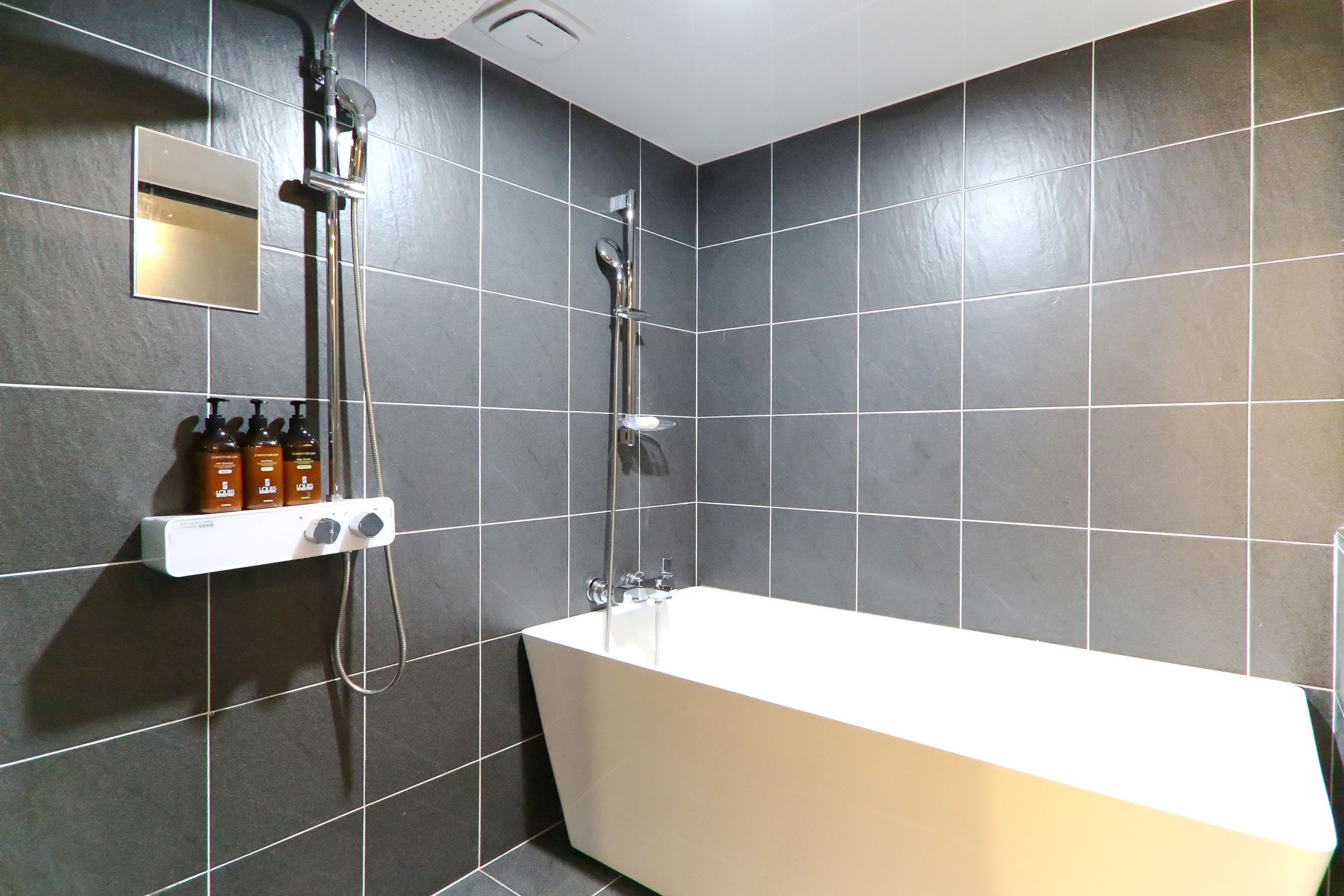 deluxe room | bathroom | combined shower/bathtub, deep-soaking bathtub, free toiletries