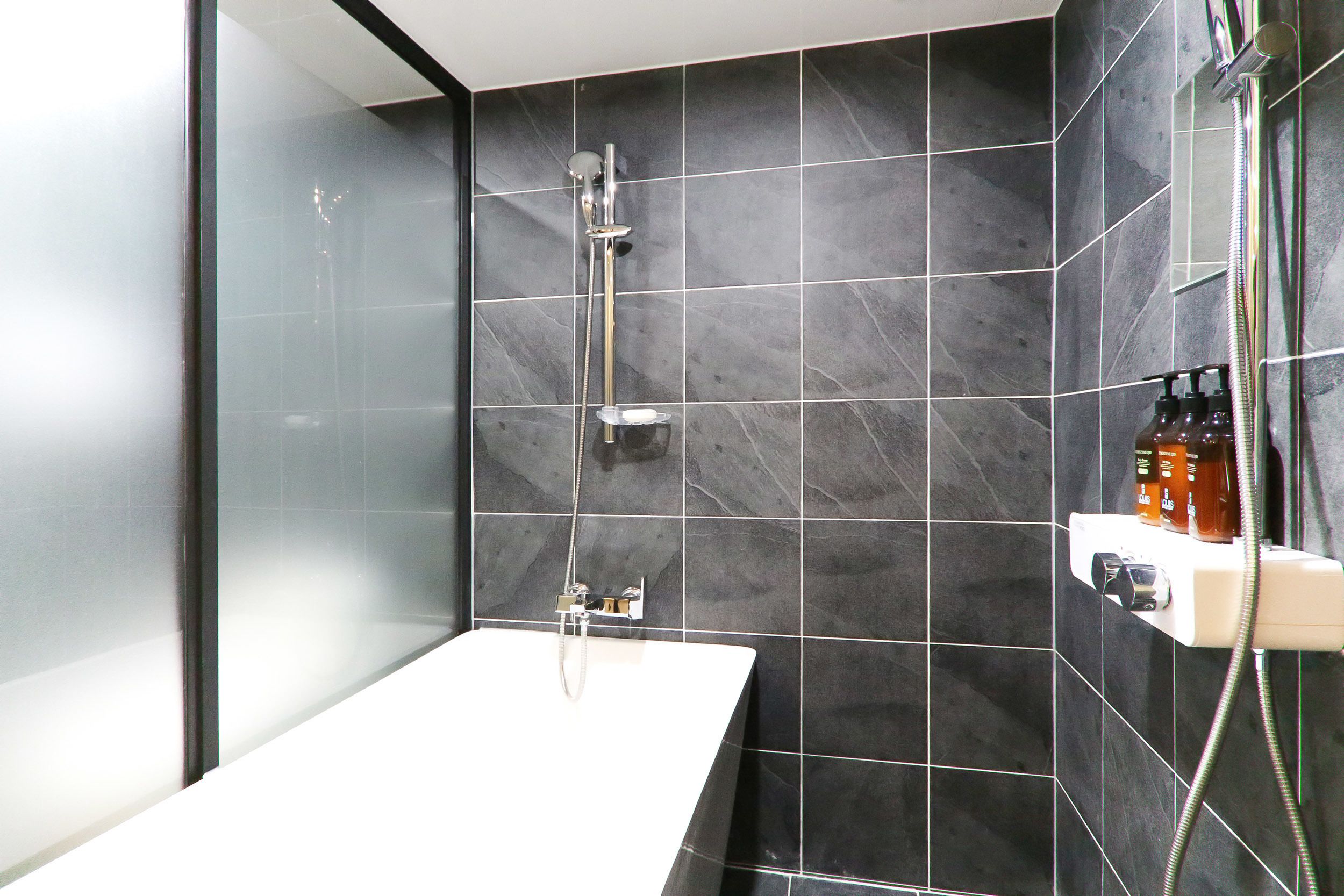 family twin room | bathroom | combined shower/bathtub, deep-soaking bathtub, free toiletries