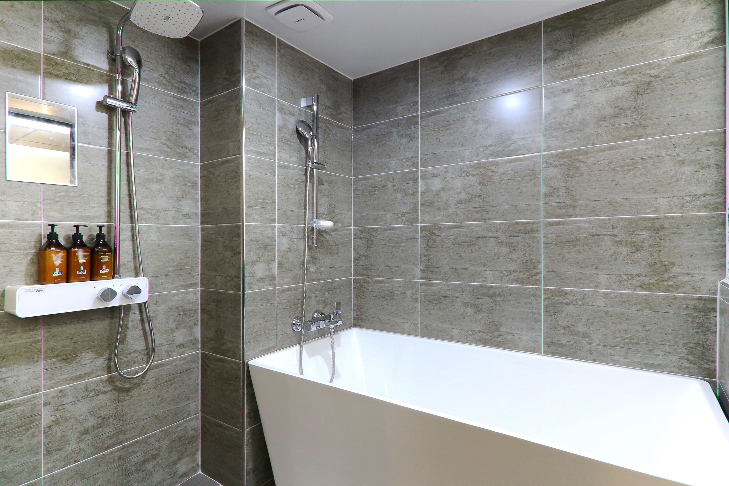 deluxe room | bathroom | combined shower/bathtub, deep-soaking bathtub, free toiletries