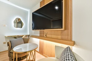 Decoración personalizada, muebles diferentes, escritorio y wifi gratis 