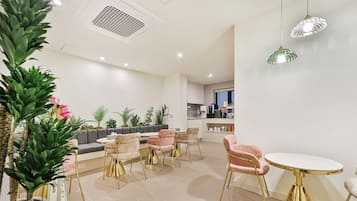 Petit déjeuner en libre-service compris tous les jours