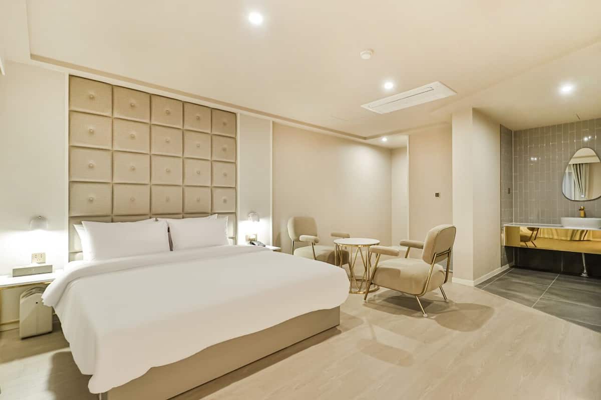 Grandis Room | Individually decorated, individually furnished, desk, free WiFi