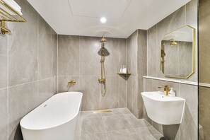 Deluxe Room | Kamar mandi | Bathtub dan shower terpisah, pengering rambut, jubah mandi, dan sandal