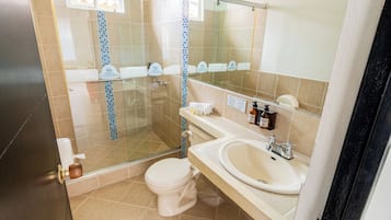 Family Villa, 3 Bedrooms (6 people) | Bathroom | Shower, towels
