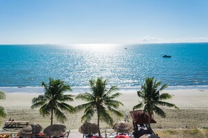Plage, massages sur la plage, beach-volley, kayak