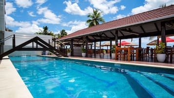 Piscine extérieure, parasols de plage, chaises longues