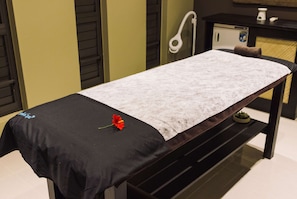 Couples treatment rooms, body treatments, aromatherapy