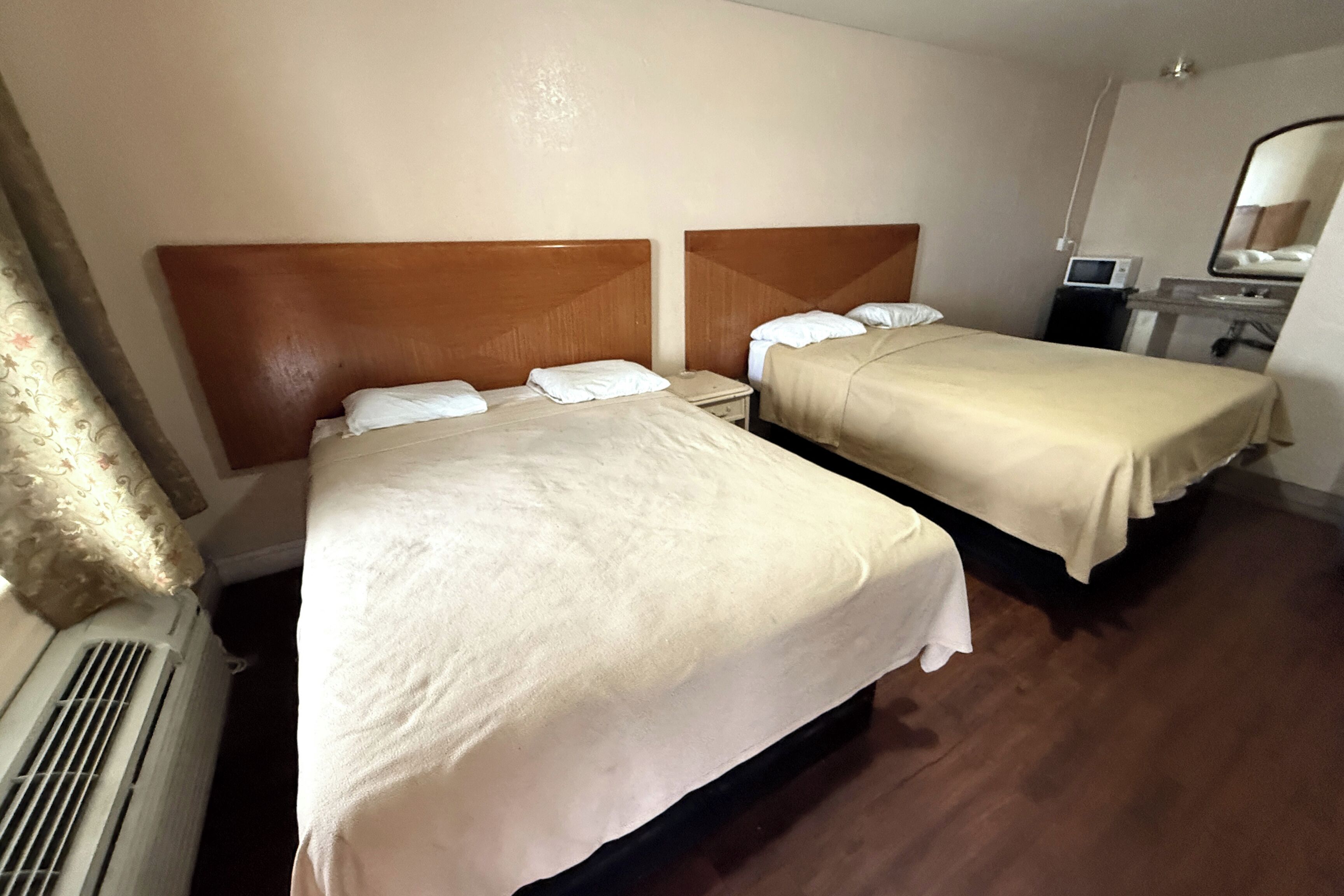 Room, 2 Queen Beds, Smoking