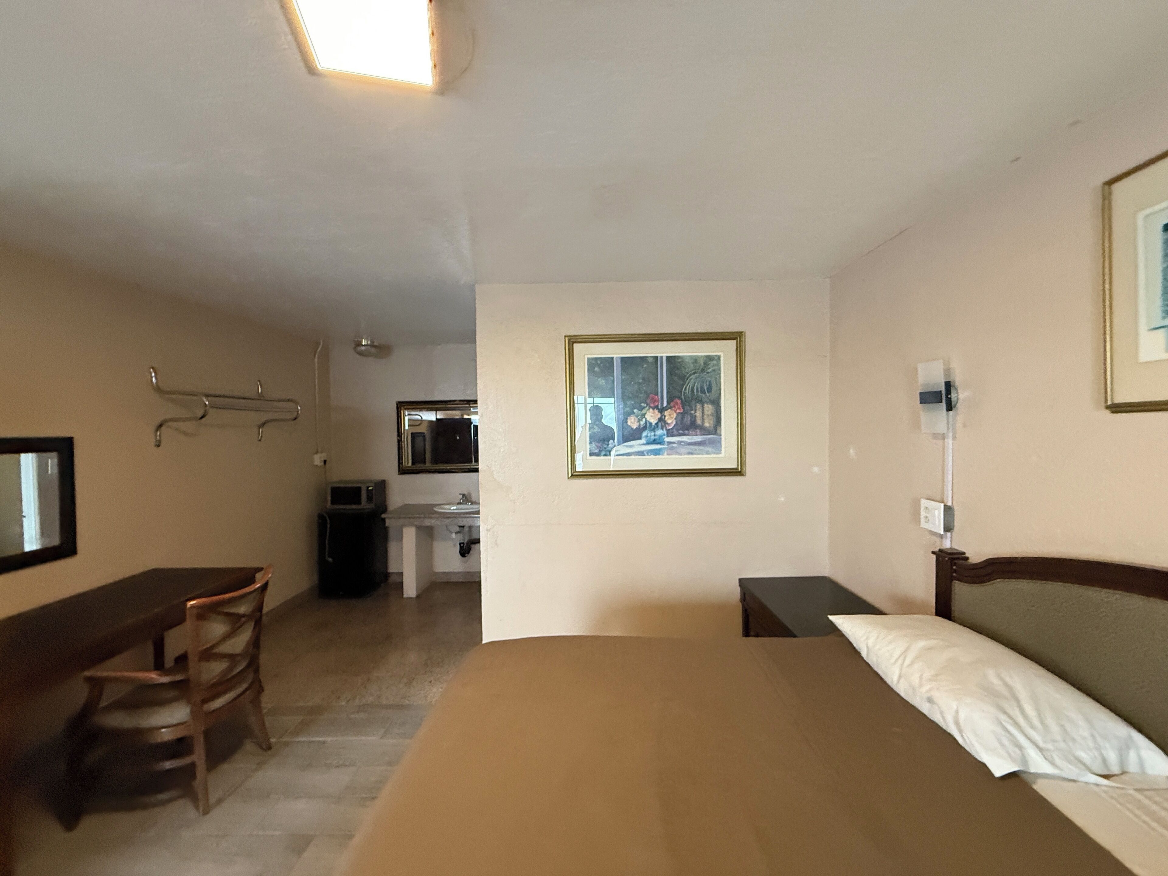 Room, Non Smoking (Full Bed, Accessible) | Desk, bed sheets