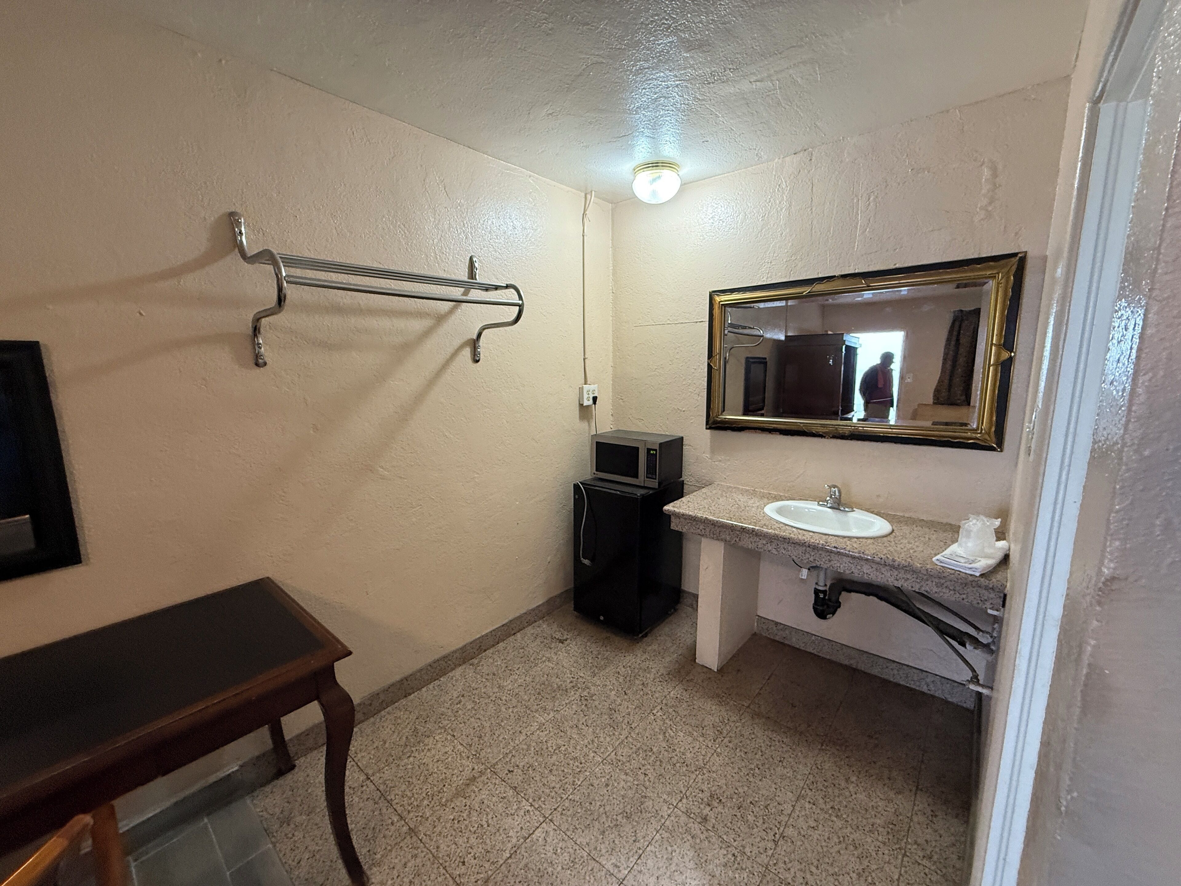 Room, Non Smoking (Full Bed, Accessible) | Bathroom | Free toiletries, towels