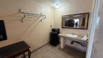 Room, Non Smoking (Full Bed, Accessible) | Bathroom | Free toiletries, towels