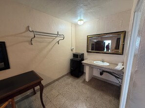 Room, Non Smoking (Full Bed, Accessible) | Bathroom - Gables Motel Near Fresno Yosemite (Fresno)