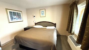 Escritorio y ropa de cama