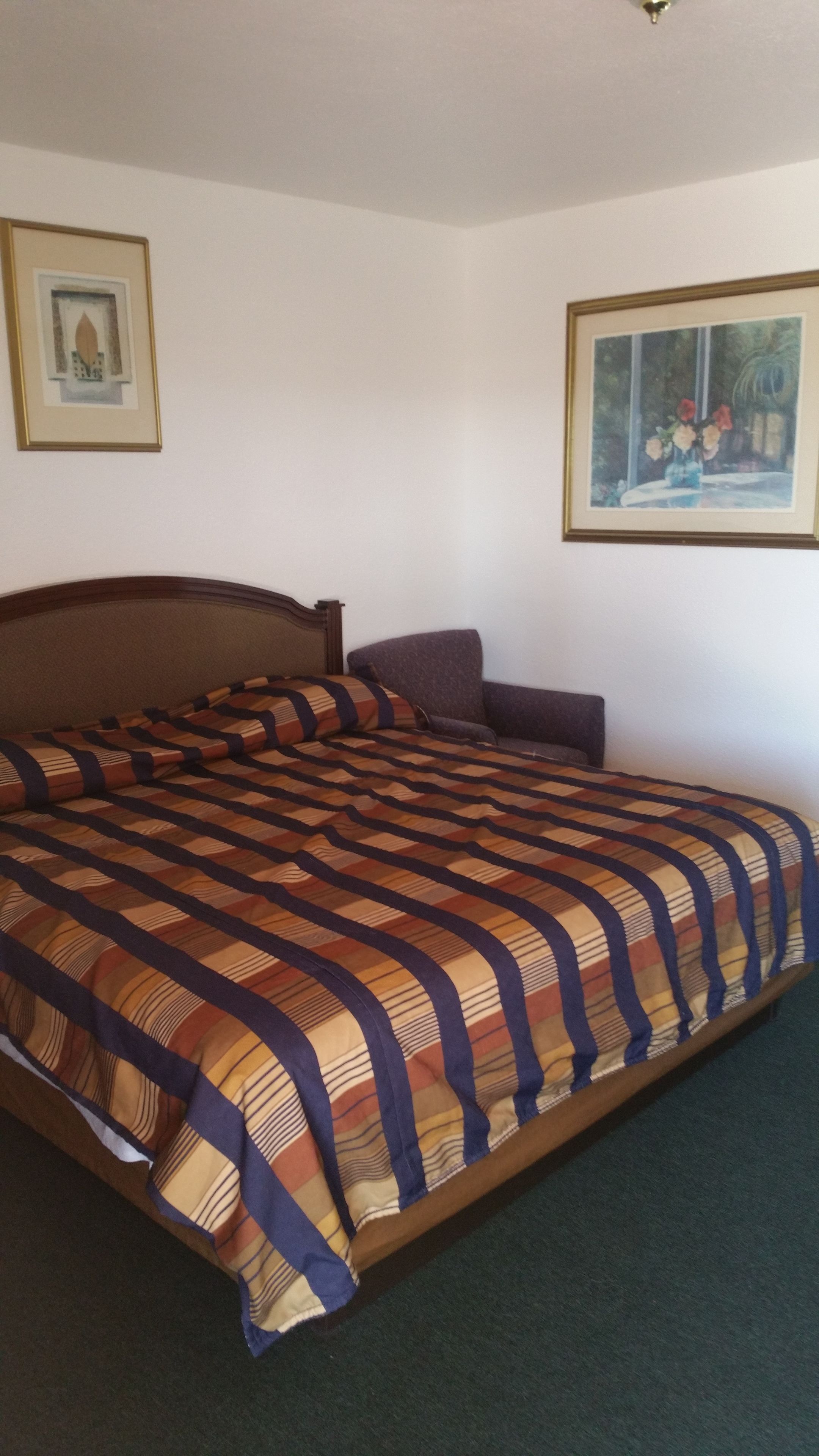 Quarto standard, 1 cama King | Escrivaninha, acesso grátis à internet com fio