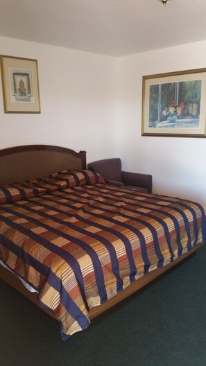 Quarto standard, 1 cama King | Escrivaninha, acesso grátis à internet com fio