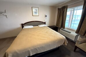 Desk, bed sheets - Gables Motel Near Fresno Yosemite (Fresno)