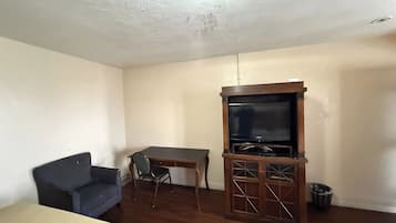 مكتب وملاءات أسرّة