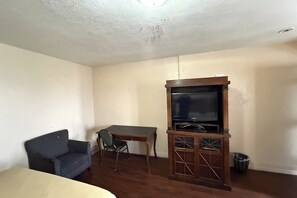 Room, 2 Queen Beds, Smoking | Desk, bed sheets - Gables Motel Near Fresno Yosemite (Fresno)