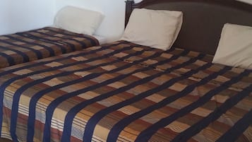 Camera doppia | Una scrivania, connessione Internet via cavo gratuita