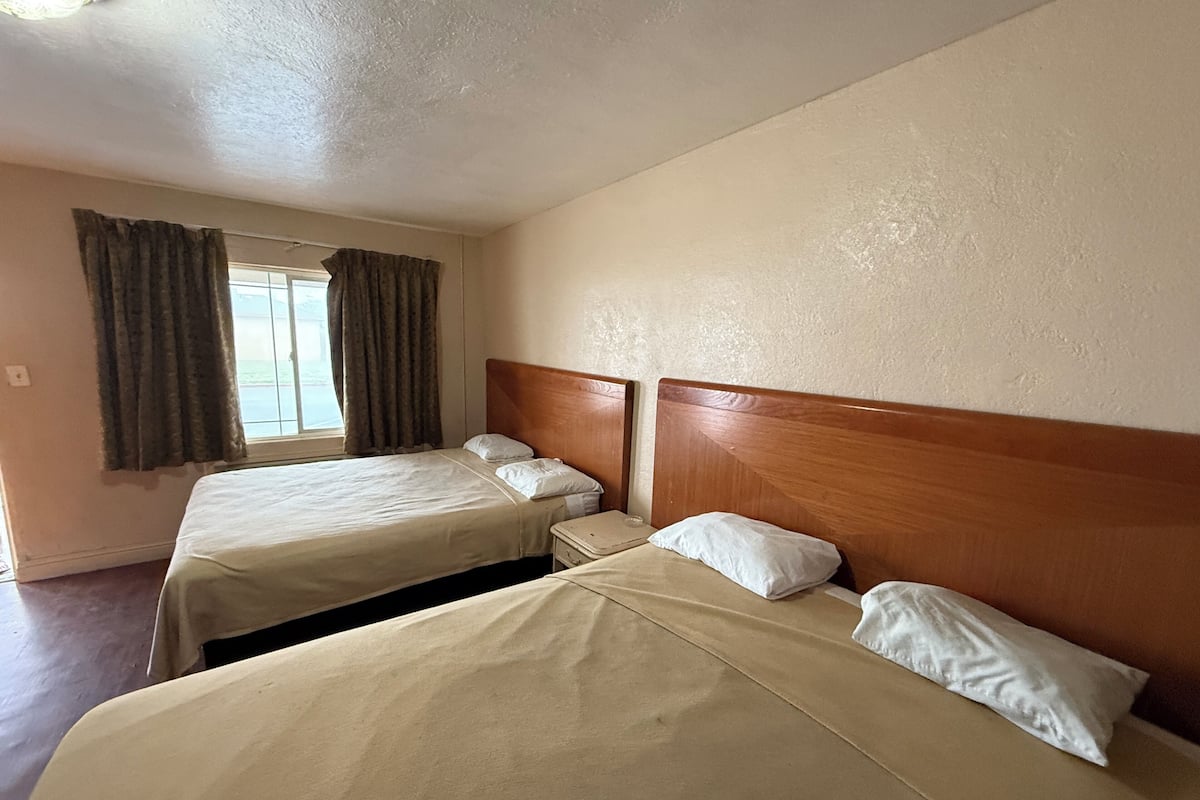 Rom, 2 queensize-senger, røyk | Skrivebord og sengetøy