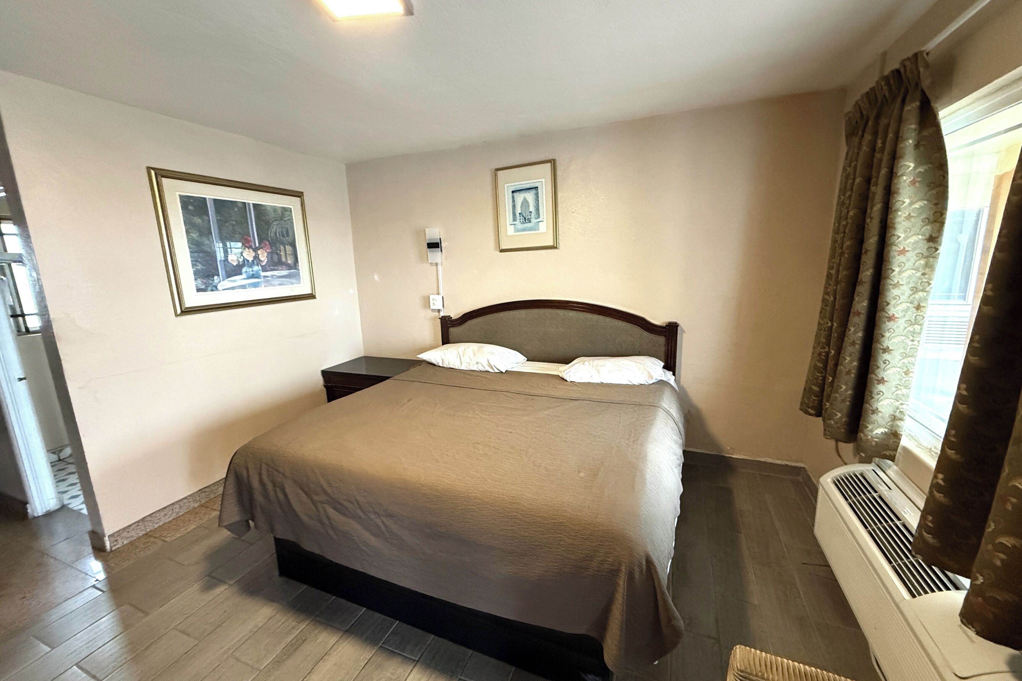 Skrivbord och sängkläder