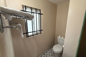 Free toiletries, towels - Gables Motel Near Fresno Yosemite (Fresno)