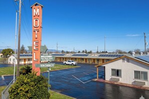 Property entrance - Gables Motel Near Fresno Yosemite (Fresno)