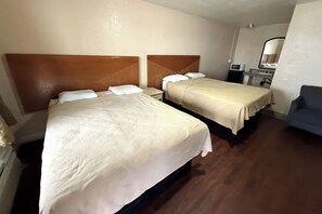 Room, 2 Queen Beds, Smoking - Gables Motel Near Fresno Yosemite (Fresno)