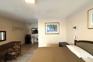 Room, Non Smoking (Full Bed, Accessible) | Desk, bed sheets - Gables Motel Near Fresno Yosemite (Fresno)