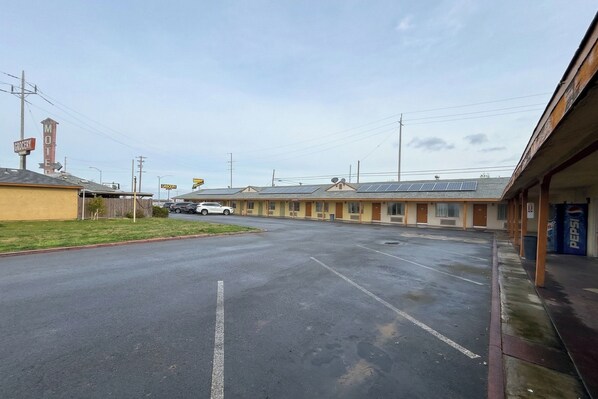 Free self parking - Gables Motel Near Fresno Yosemite (Fresno)