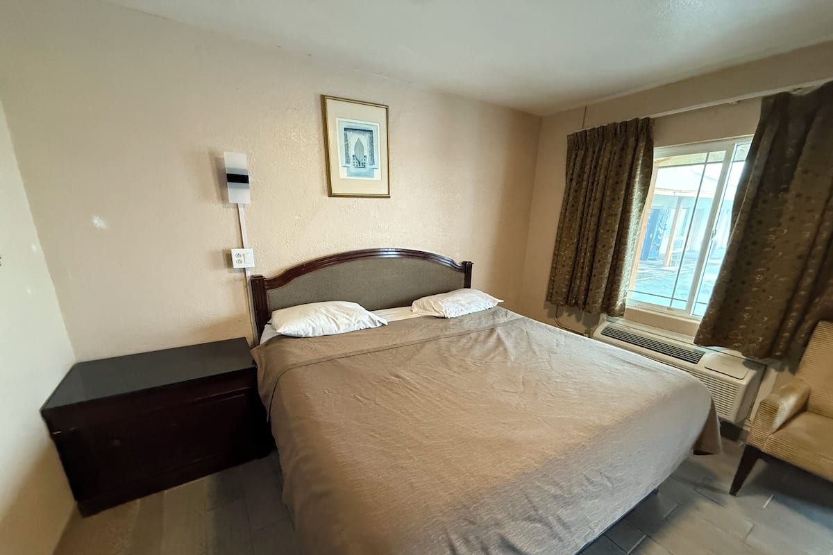 Rom, ikke-røyk (Full Bed, Accessible) | Skrivebord og sengetøy