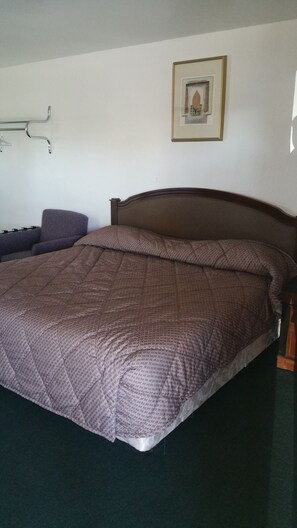 Quarto standard, 1 cama King | Escrivaninha, acesso grátis à internet com fio