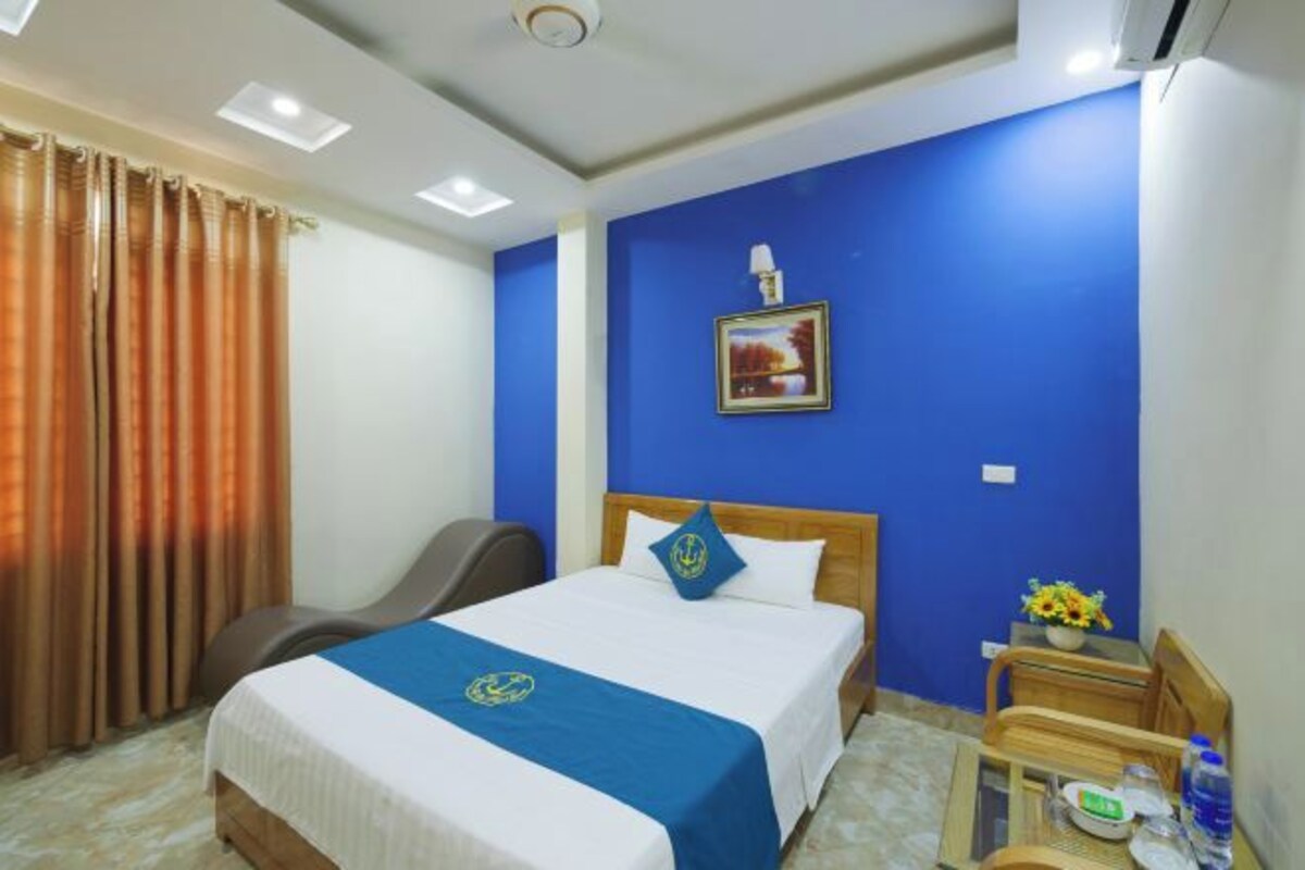 Minibar, desk, soundproofing, WiFi (free)