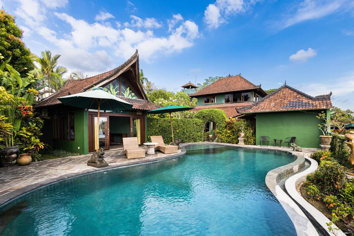 Um resort com piscina, área de estar ao ar livre e arquitetura tradicional.