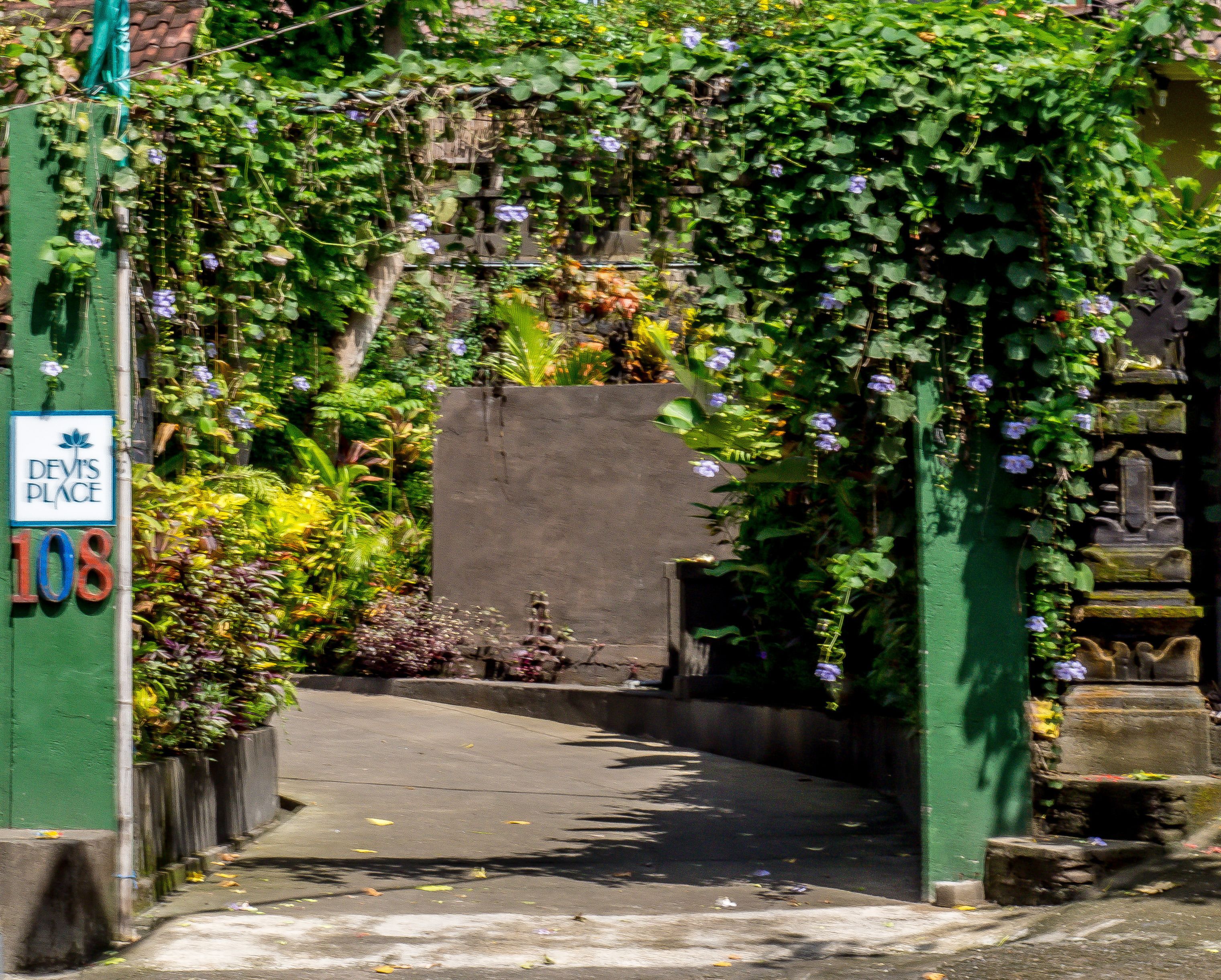 Pintu masuk properti