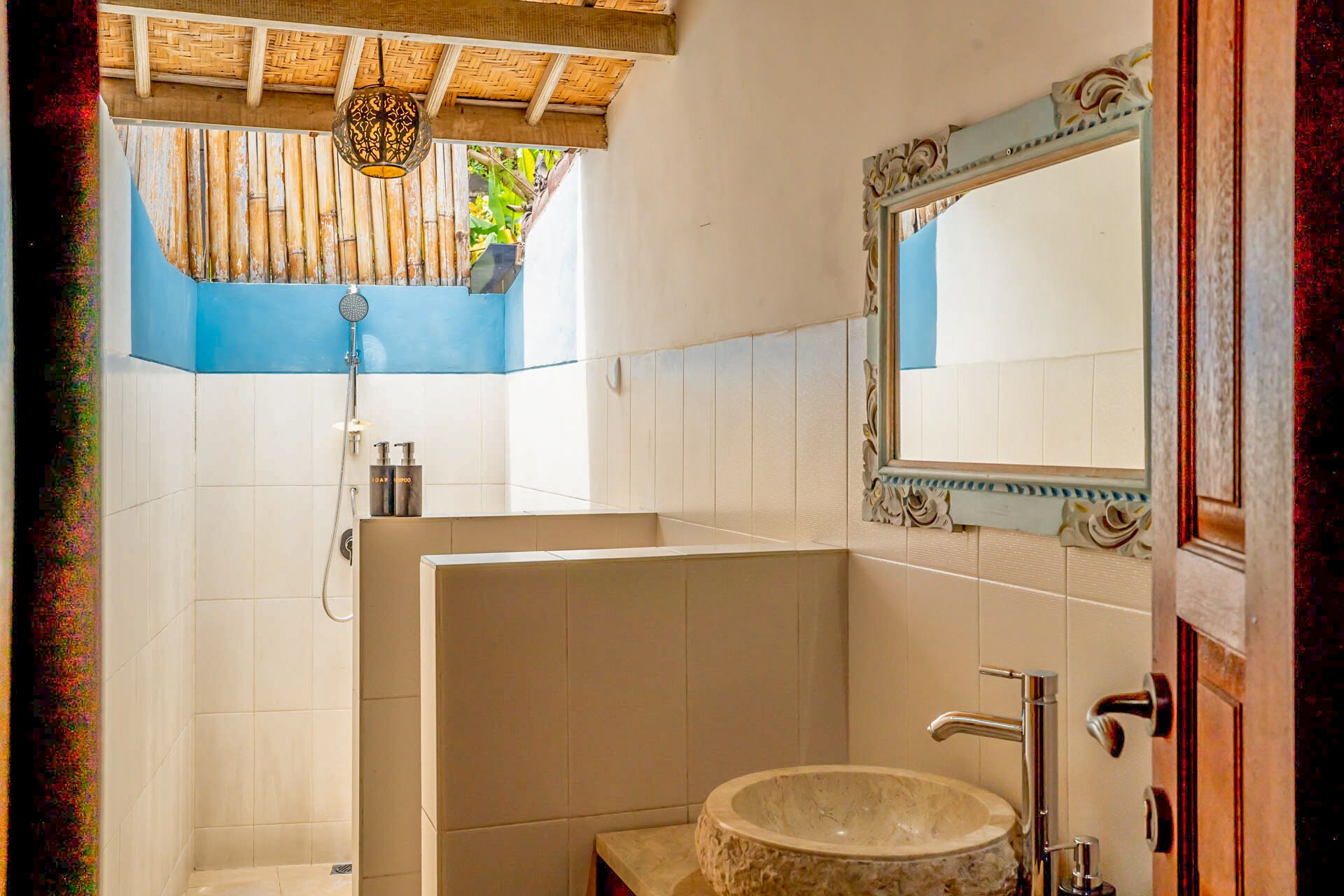 Een badkamer met een bad, wastafel en douche.