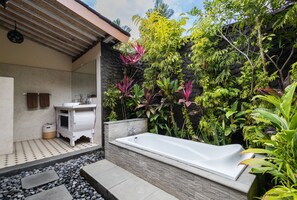 Villa – deluxe, 2 soverom, 2 bad, bassengutsikt (Private Avanti) | Bad | Dusj, toalettartikler (inkludert), hårføner og håndklær