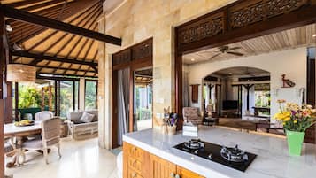 Villa Supérieure | Cuisine privée | Grand réfrigérateur, bouilloire électrique, grille-pain, blender