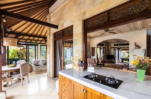 Refrigerador con freezer, tetera/pava eléctrica, tostadora, licuadora