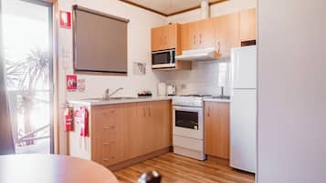 Full-size fridge, microwave, toaster, cookware/dishes/utensils