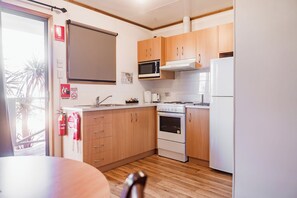 Großer Kühlschrank, Mikrowelle, Toaster, Kochgeschirr/Geschirr/Besteck