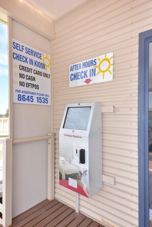 入住/退房自助服務機