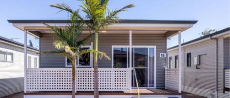 Superior 2 Bedroom Cabin (1 King and 2 Single Beds) | Terrace/patio