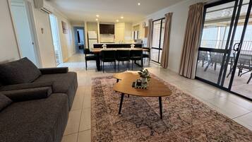 House, 4 Bedrooms | Living area