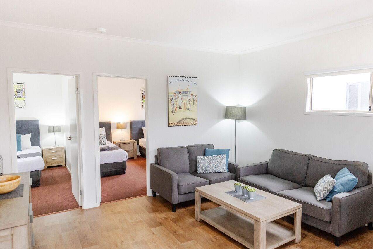 Superior 2 Bedroom Cabin (1 King and 2 Single Beds) | Living area