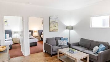 Superior 2 Bedroom Cabin (1 King and 2 Single Beds) | Living area