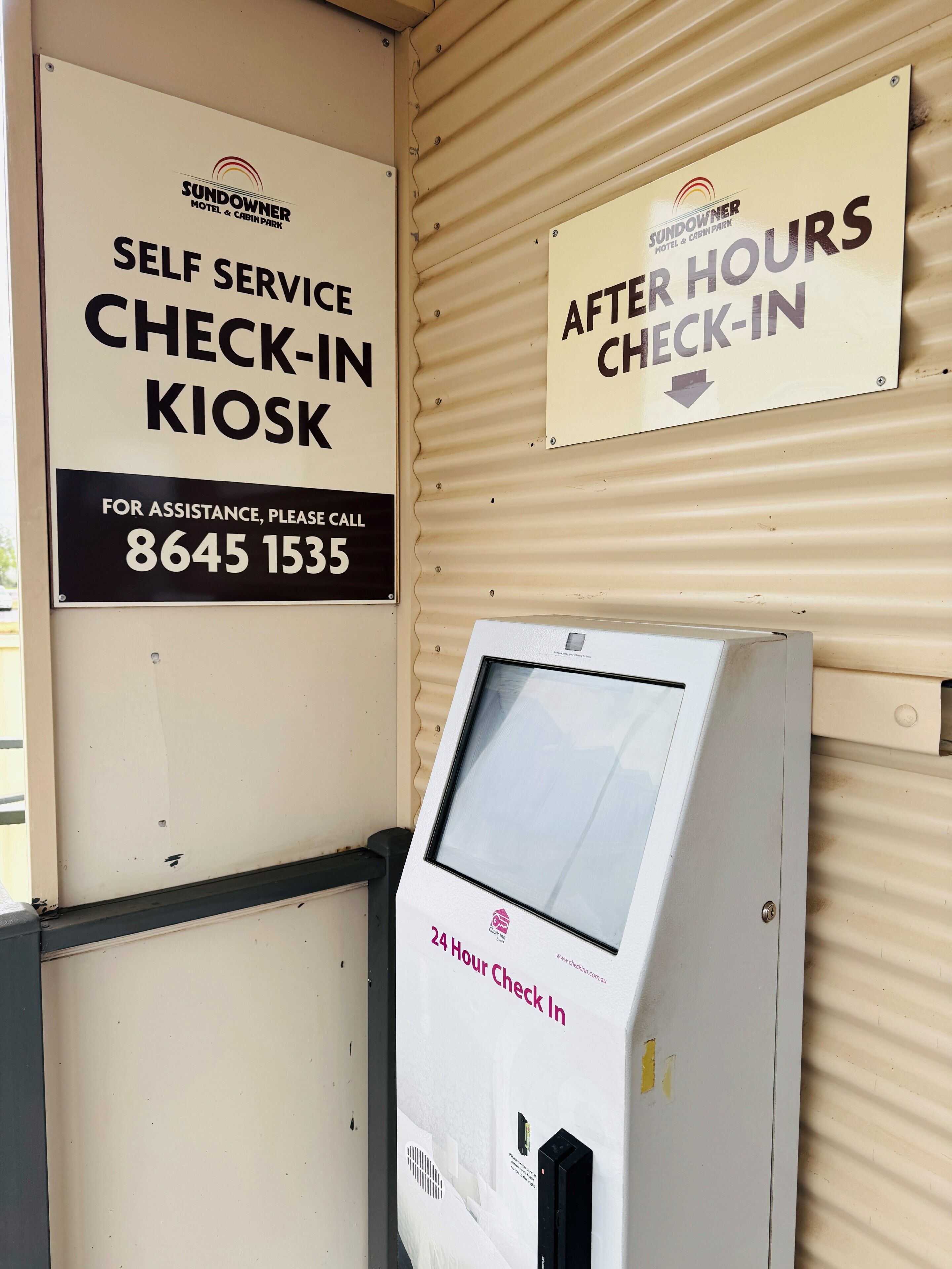 Ein Selbstbedienungskiosk mit 24-Stunden-Check-in, ein Selbstcheck-in-Terminal und ein Schild, das die Möglichkeit des Check-ins außerhalb der Geschäftszeiten anzeigt.